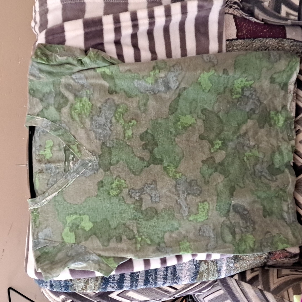 Ruff Hewn burn out camo tee with frayed edges, hem. In green colors. Medium